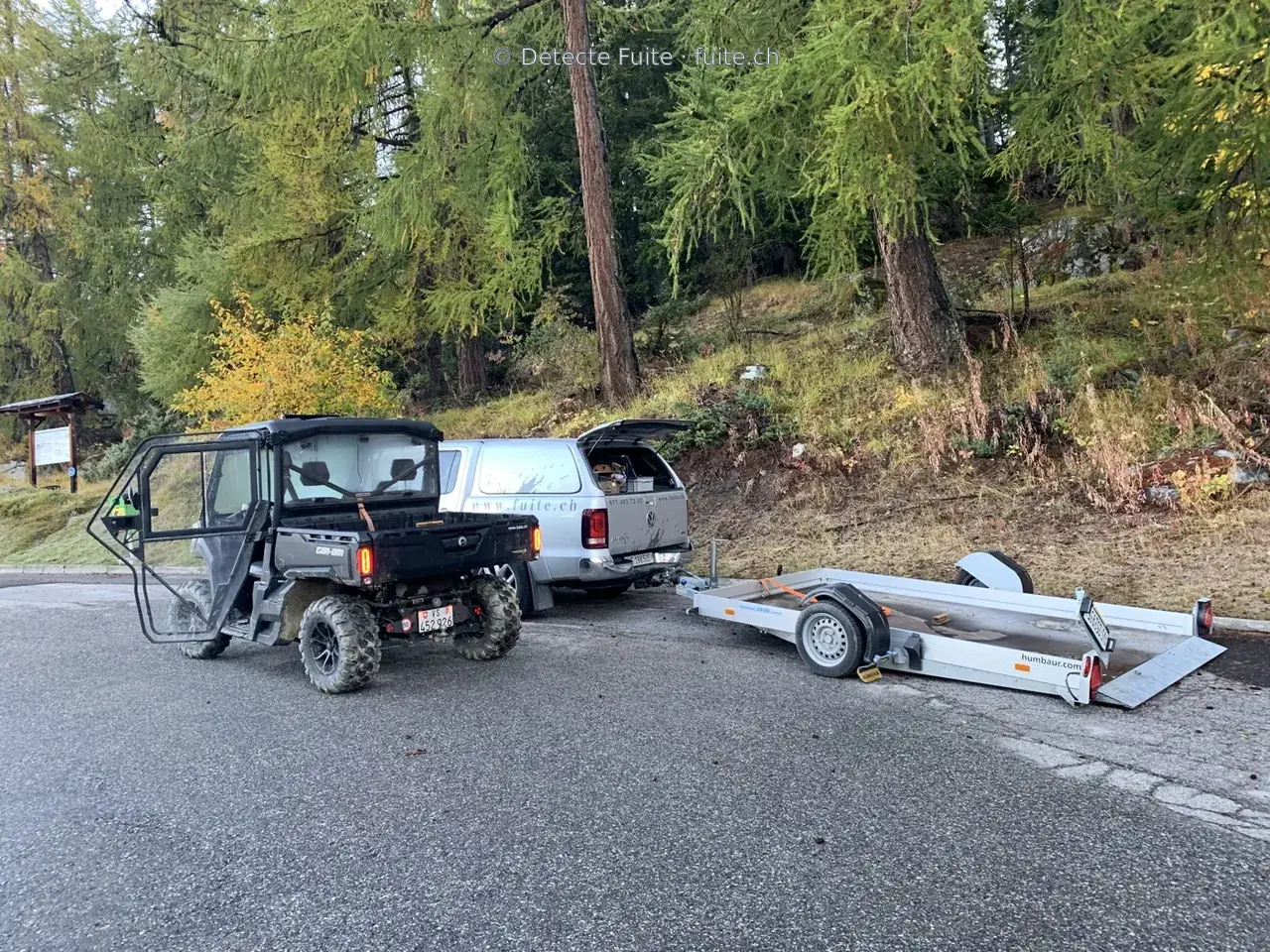UTV, véhicule et remorque de Détecte Fuite sur un accès en forêt